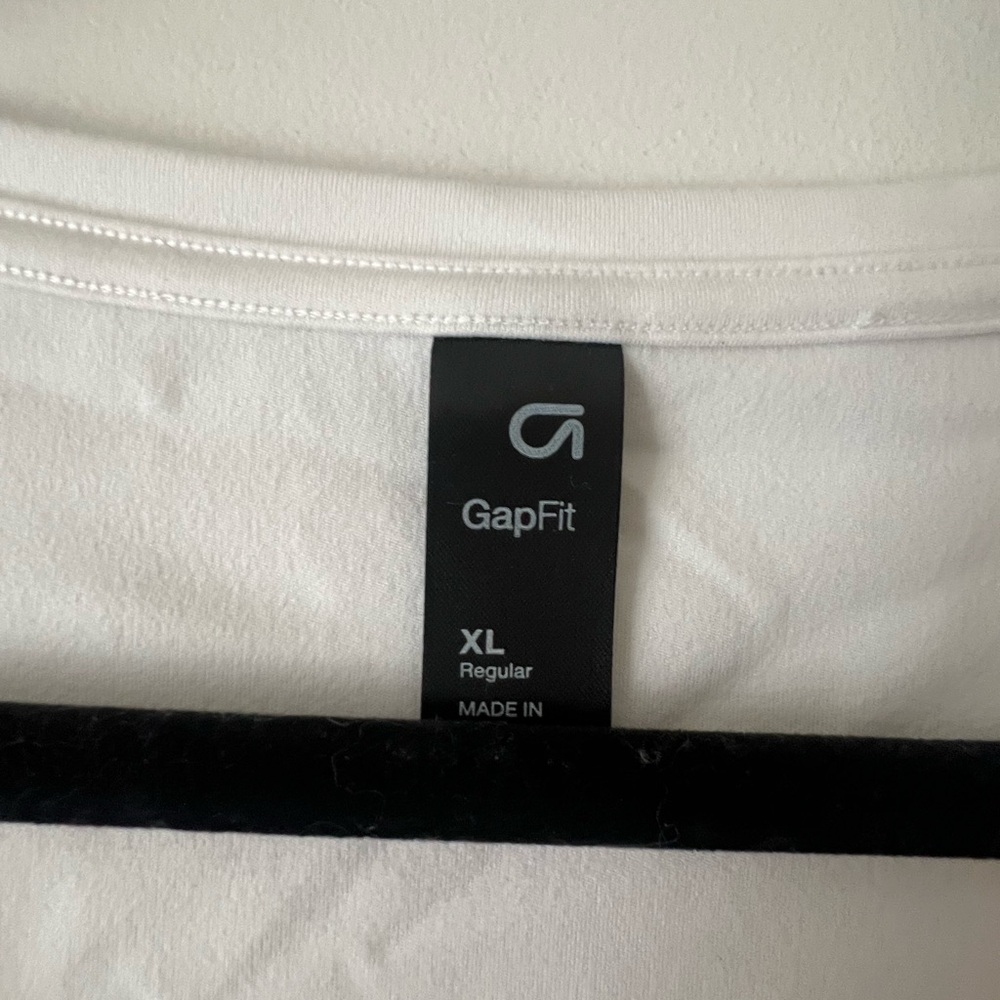 Gap fit workout material Tee. Never worn - Picture 3 of 4